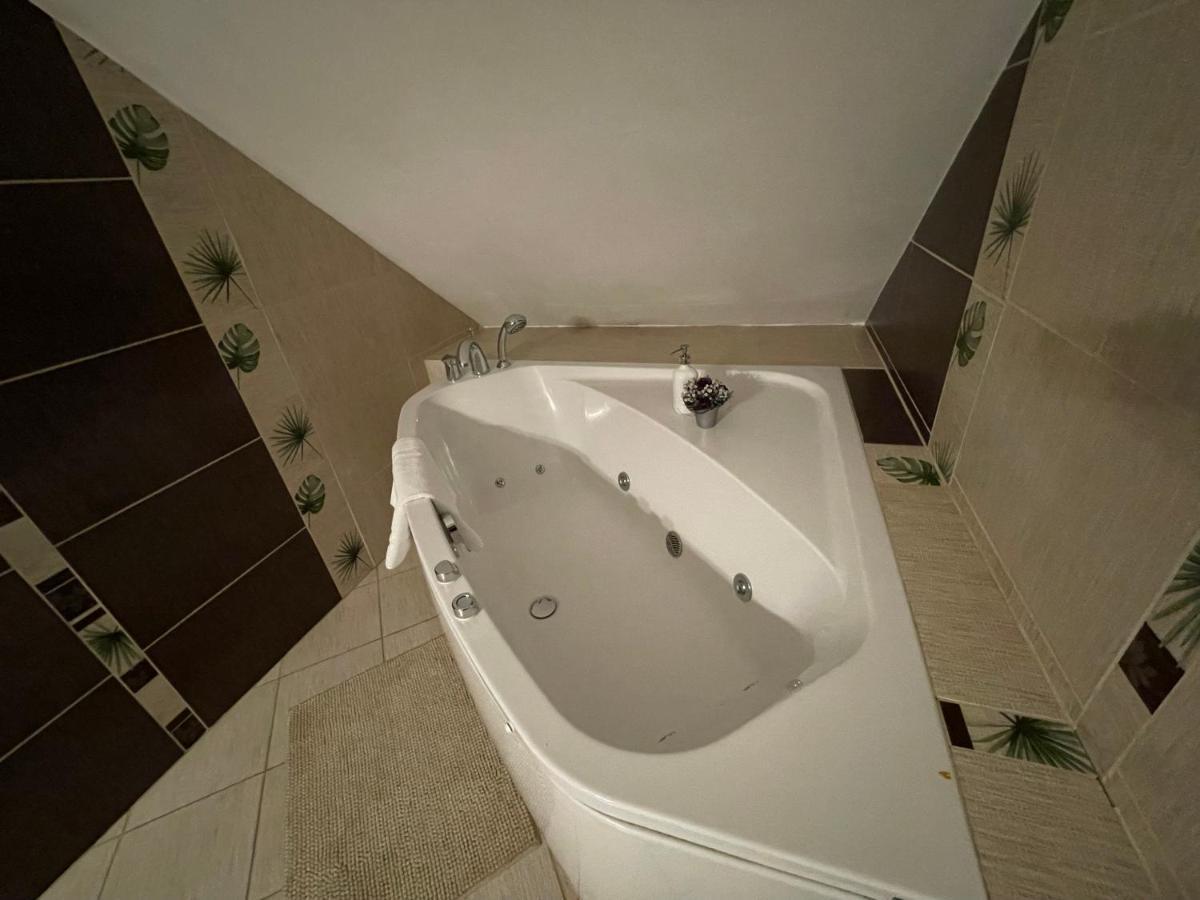 Hotel Tyrol I Restauracja Zycie Gruzji Osielsko Екстер'єр фото
